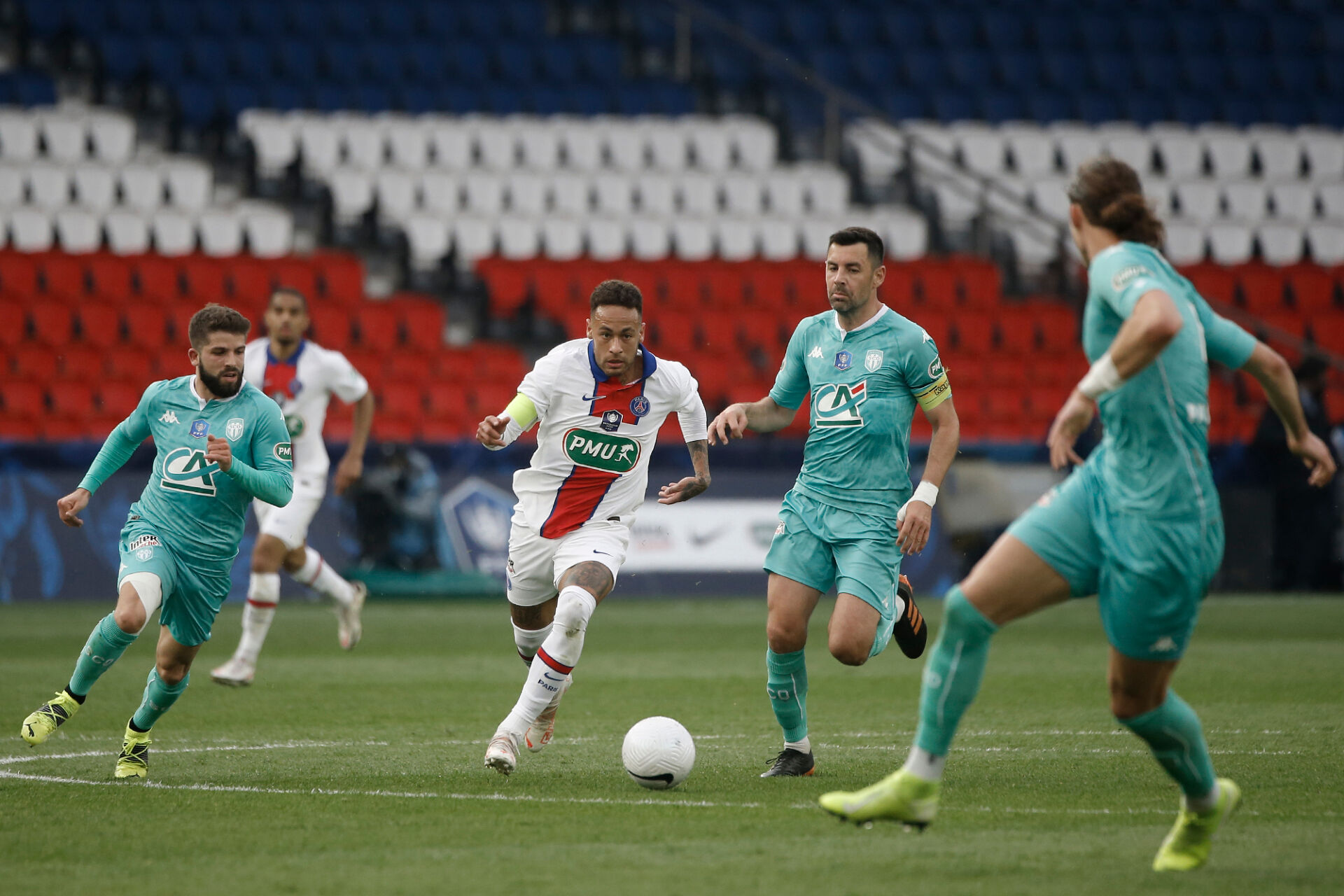 ПСЖ разгроми Анже, Мауро Икарди с хеттрик