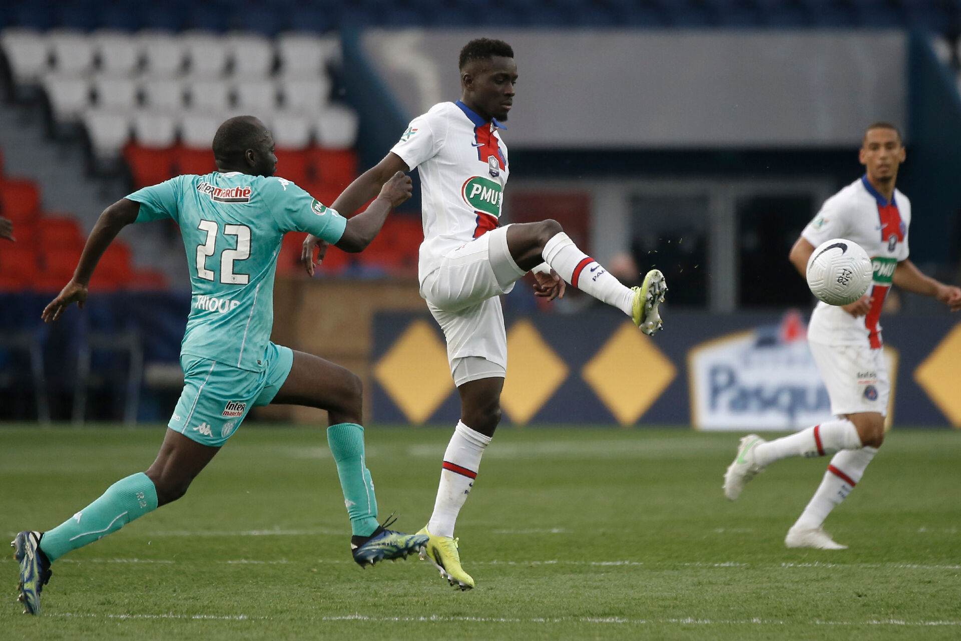 ПСЖ разгроми Анже, Мауро Икарди с хеттрик