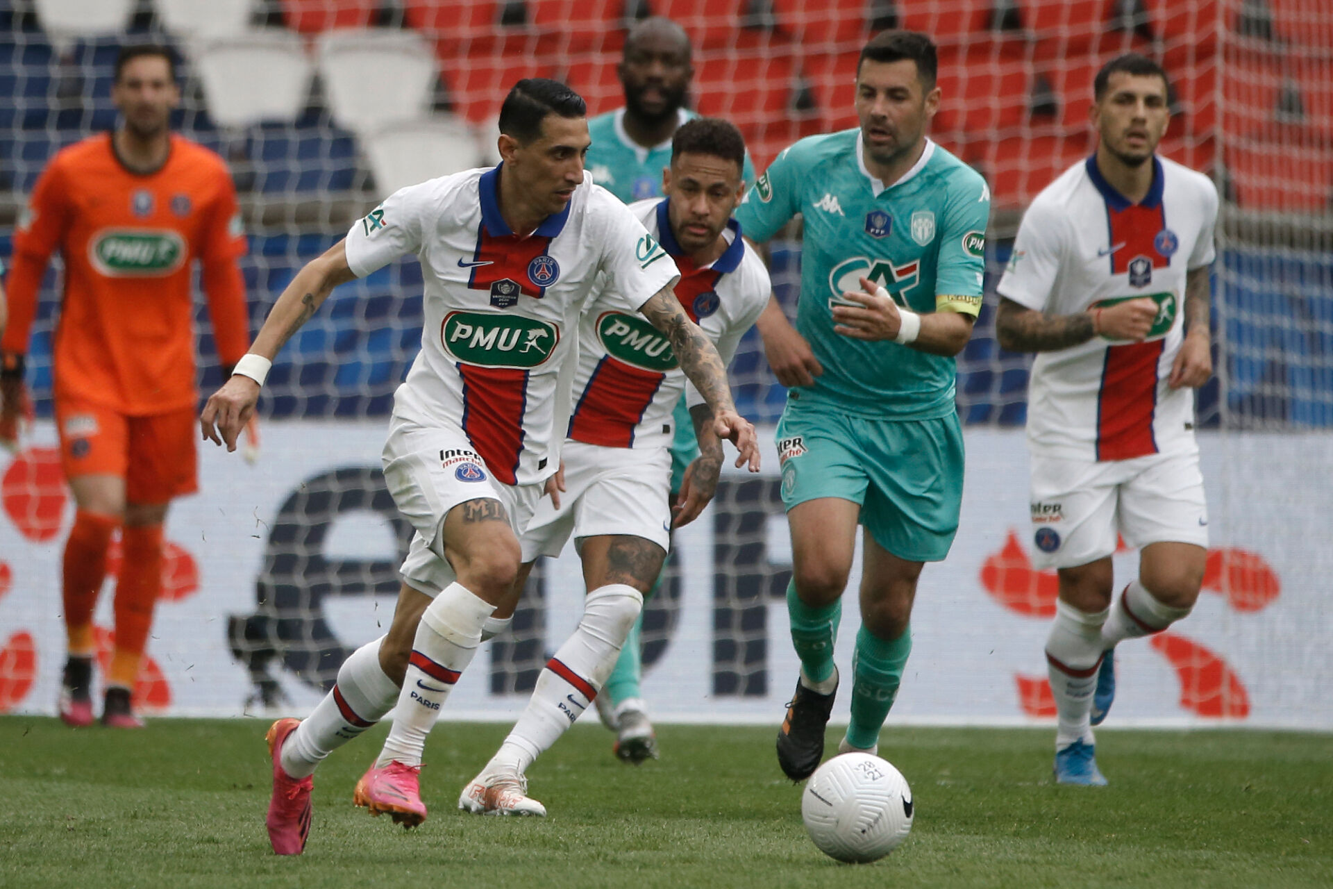 ПСЖ разгроми Анже, Мауро Икарди с хеттрик