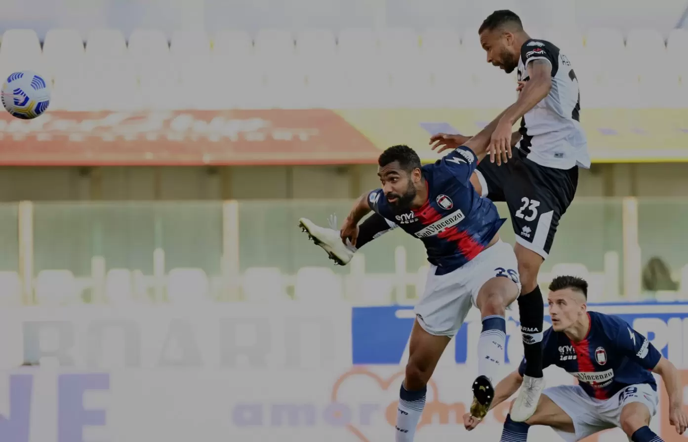 Ново голово шоу, Кротоне повлече Парма към Серия Б