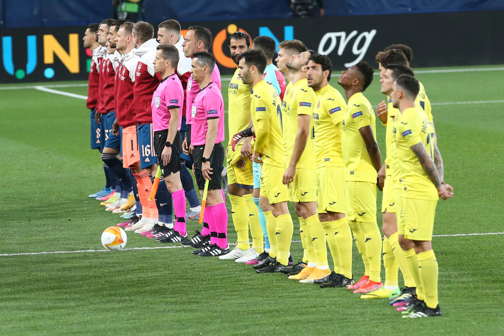 Виляреал победи трудно Арсенал, двата тима завършиха с по 10 души