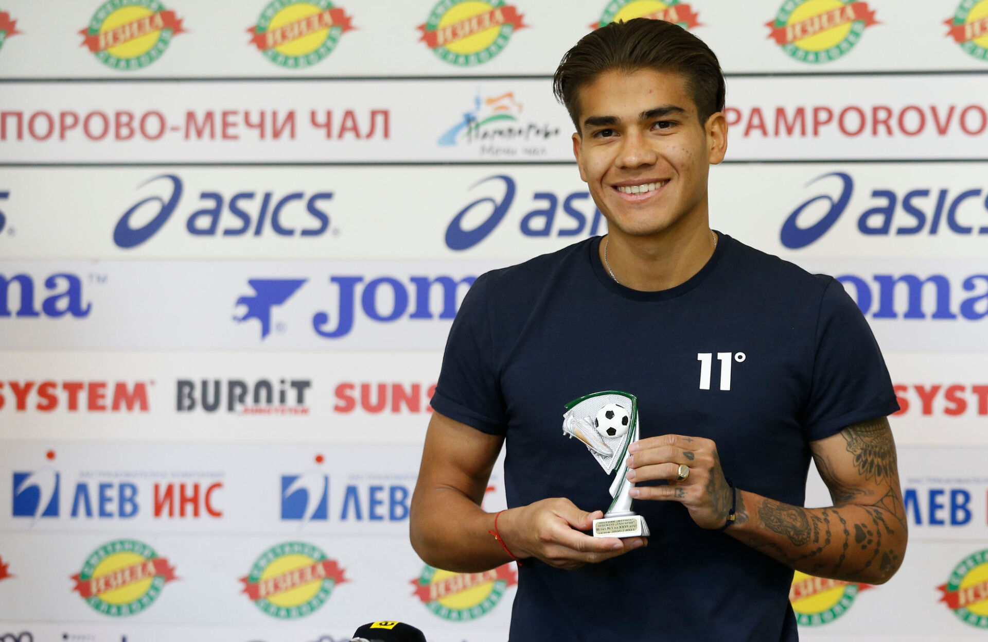 Антон Узунов