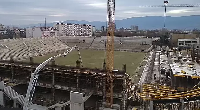 Колежа само с две трибуни