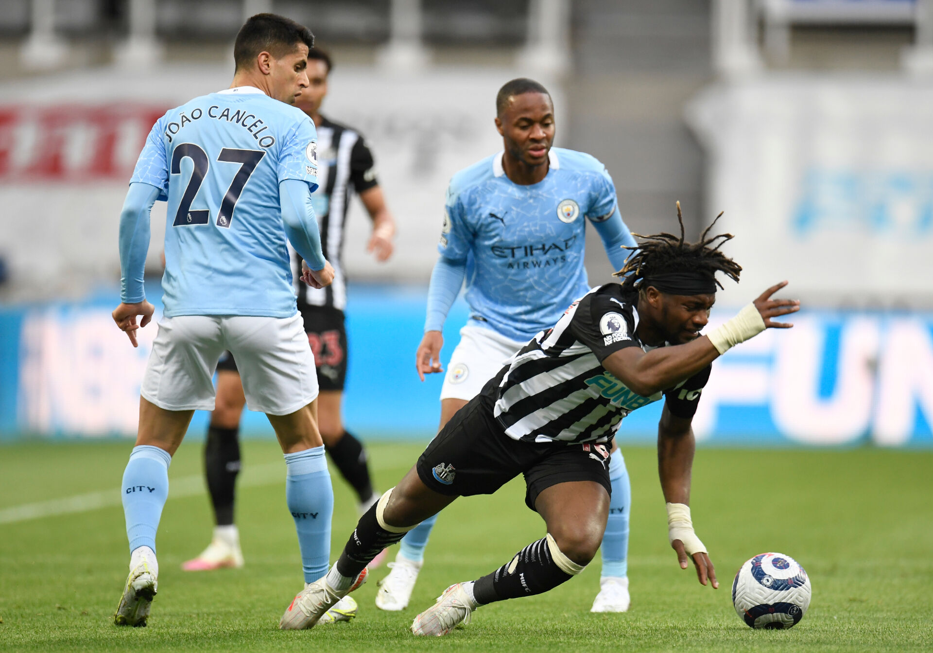 Сити показа шампионски дух и срази Нюкасъл в мач с много голове и обрати (ВИДЕО)