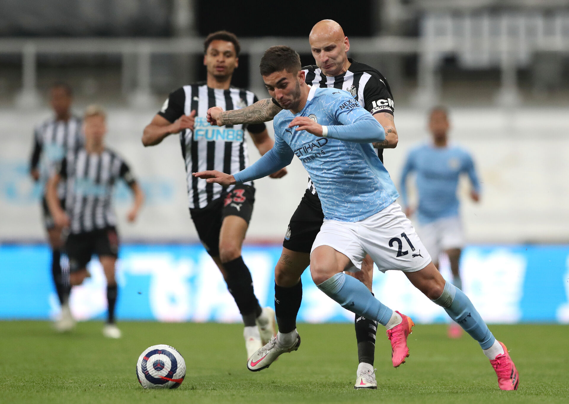 Сити показа шампионски дух и срази Нюкасъл в мач с много голове и обрати (ВИДЕО)