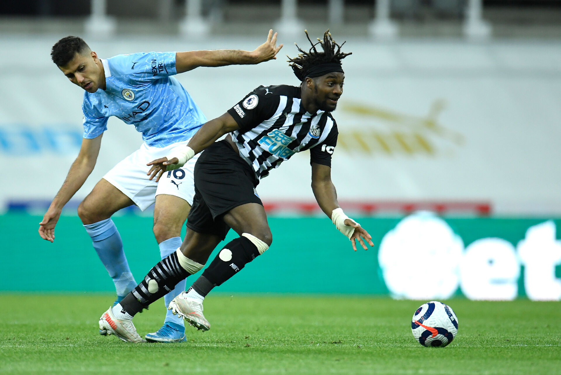 Сити показа шампионски дух и срази Нюкасъл в мач с много голове и обрати (ВИДЕО)