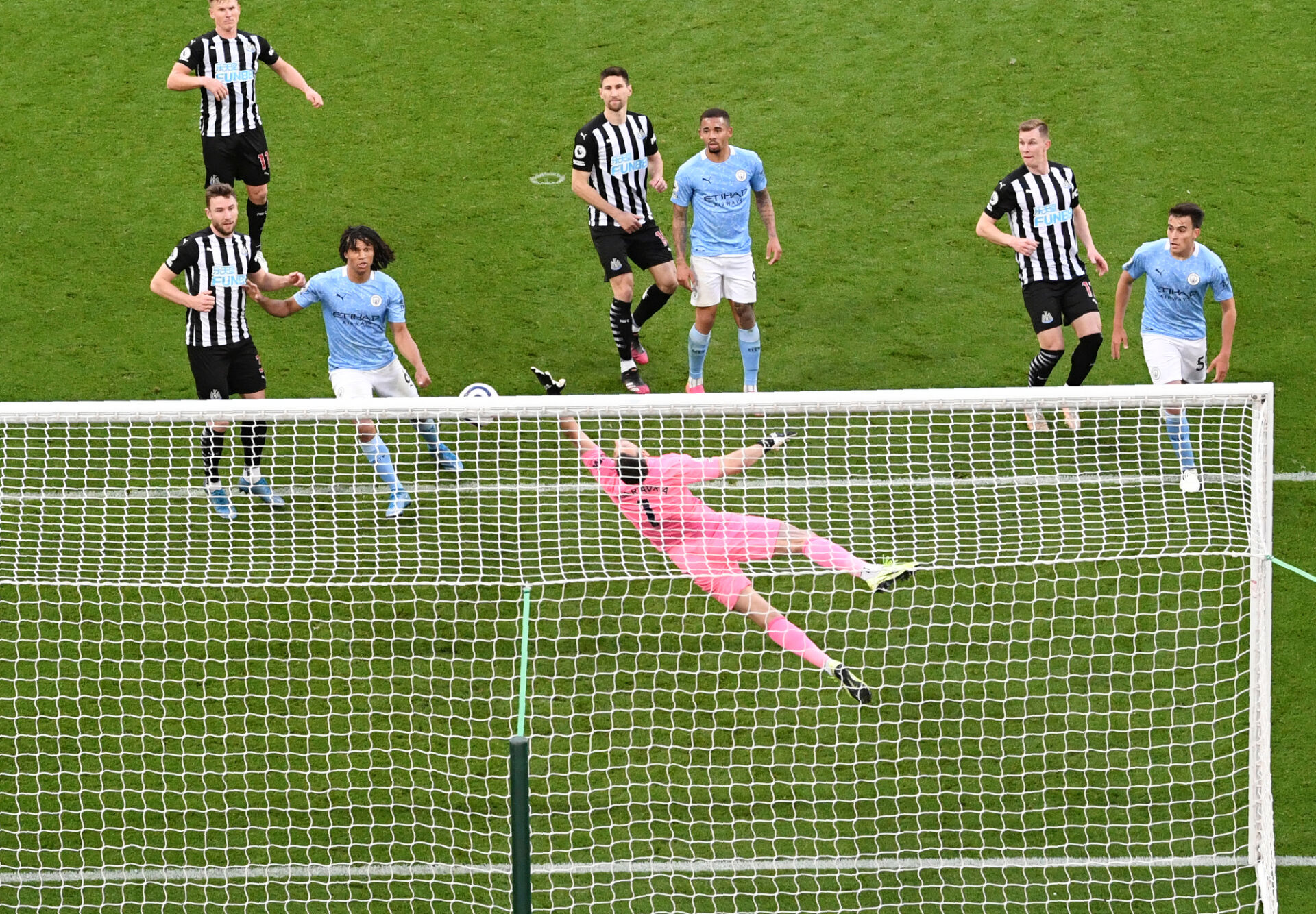 Сити показа шампионски дух и срази Нюкасъл в мач с много голове и обрати (ВИДЕО)