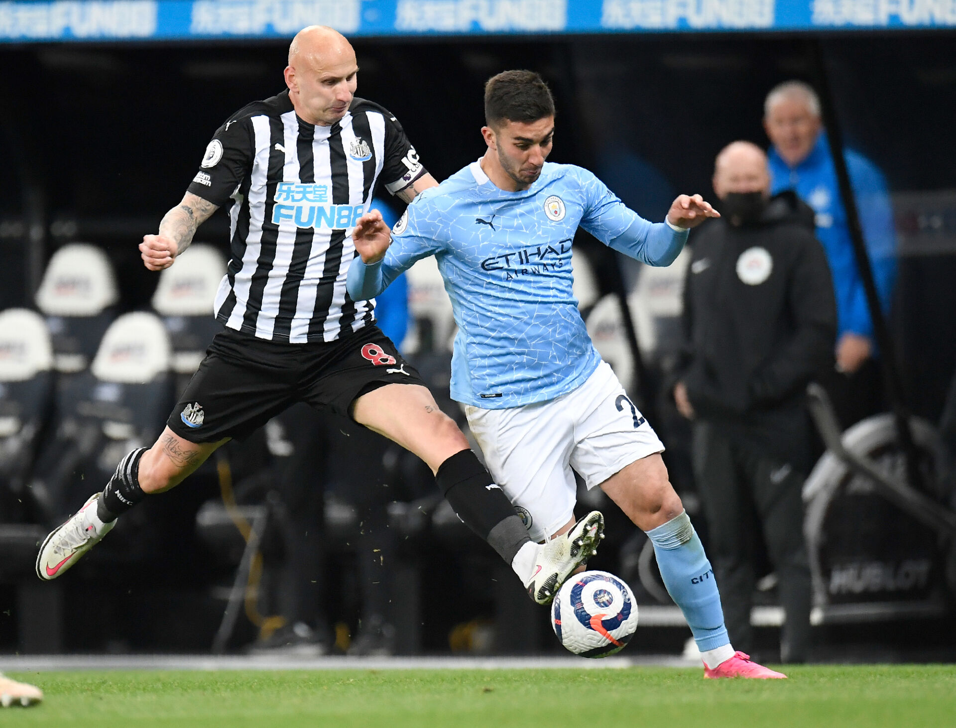 Сити показа шампионски дух и срази Нюкасъл в мач с много голове и обрати (ВИДЕО)