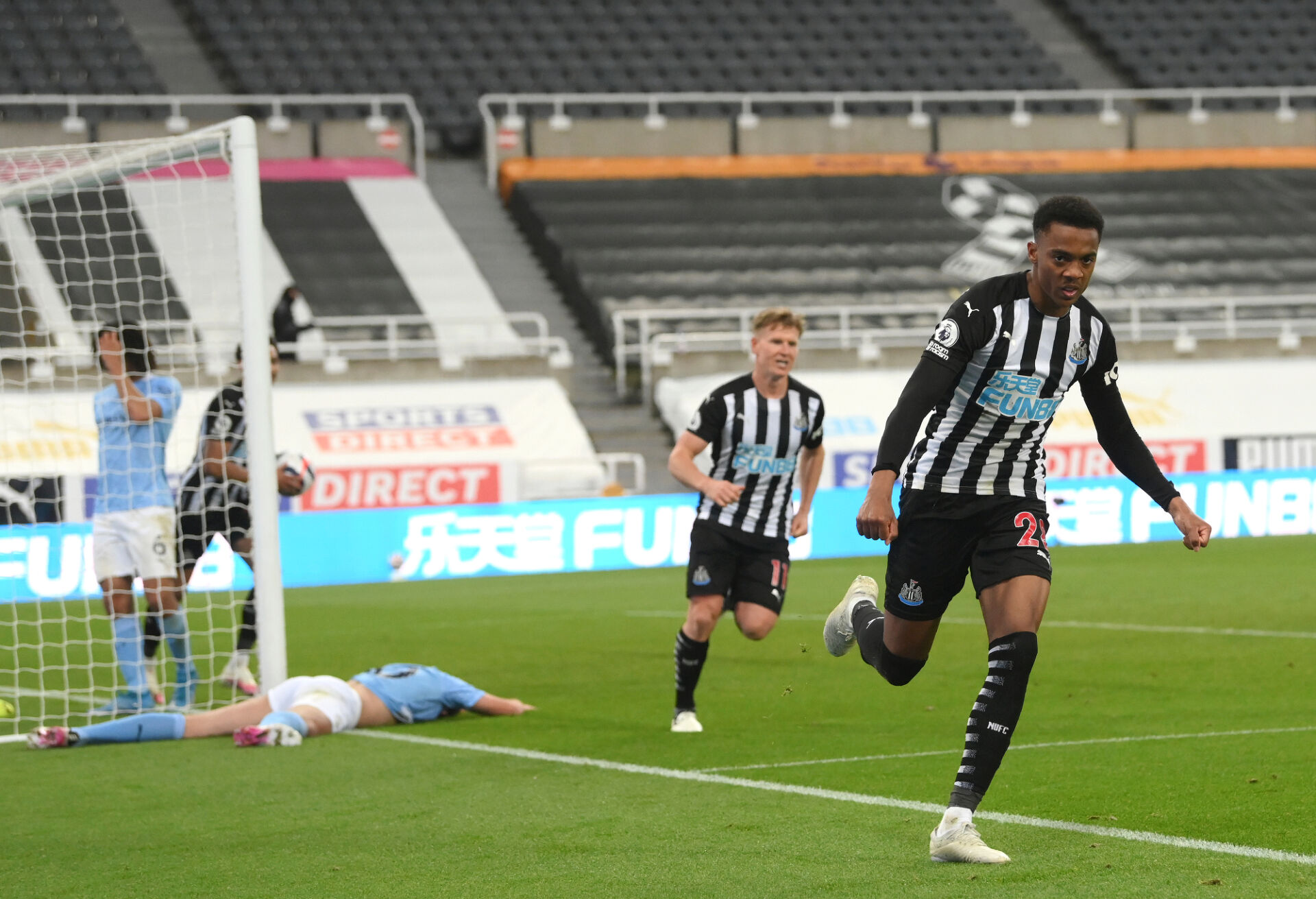 Сити показа шампионски дух и срази Нюкасъл в мач с много голове и обрати (ВИДЕО)