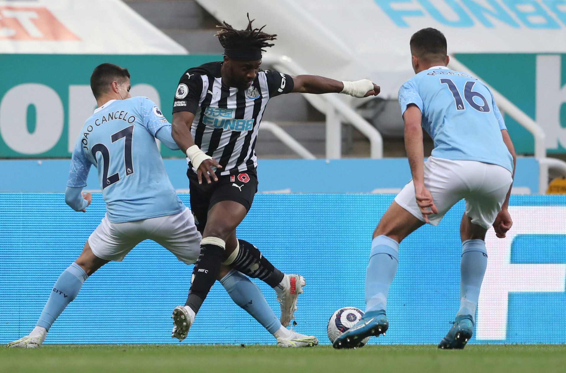 Сити показа шампионски дух и срази Нюкасъл в мач с много голове и обрати (ВИДЕО)