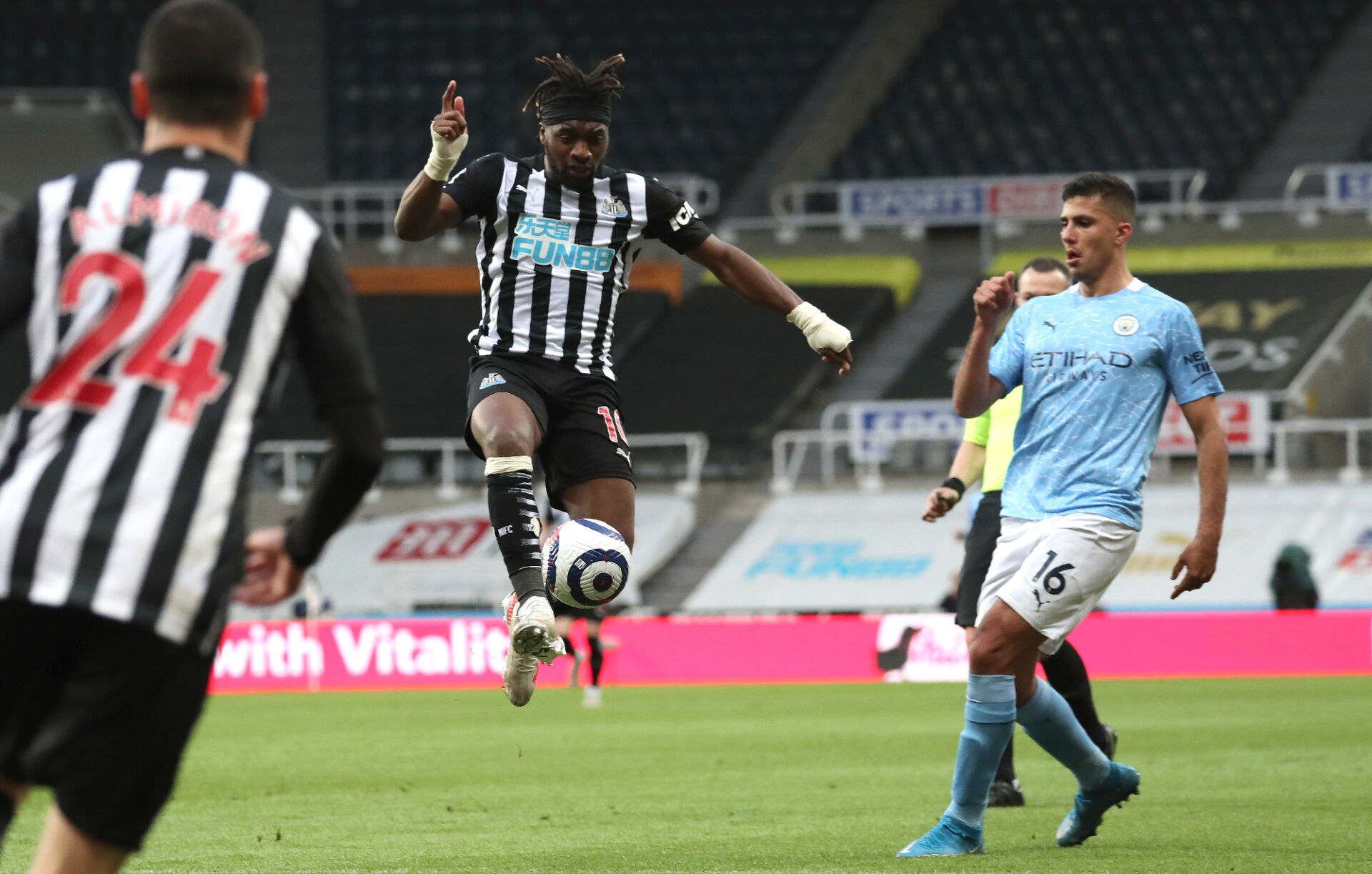 Сити показа шампионски дух и срази Нюкасъл в мач с много голове и обрати (ВИДЕО)