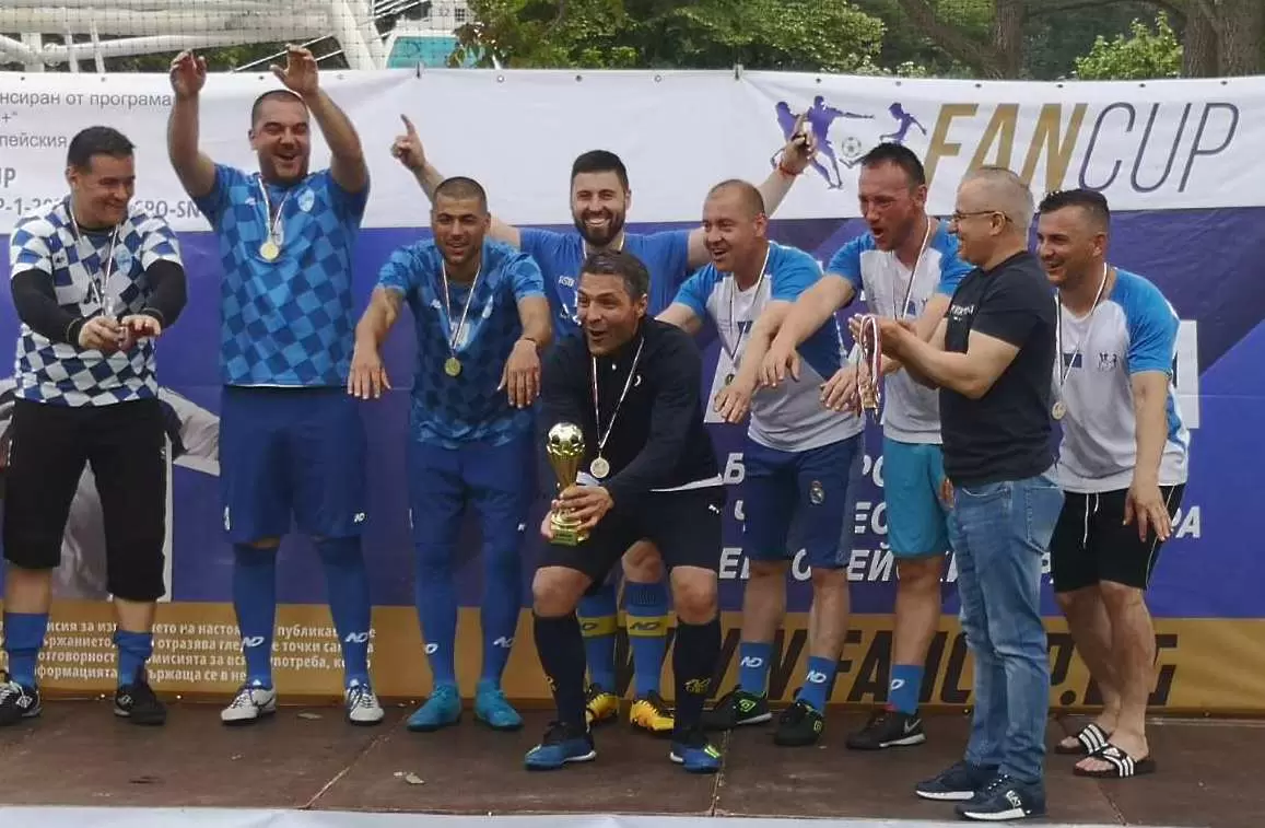 „Ветераните“ грабнаха Купата по минифутбол в Югозапада