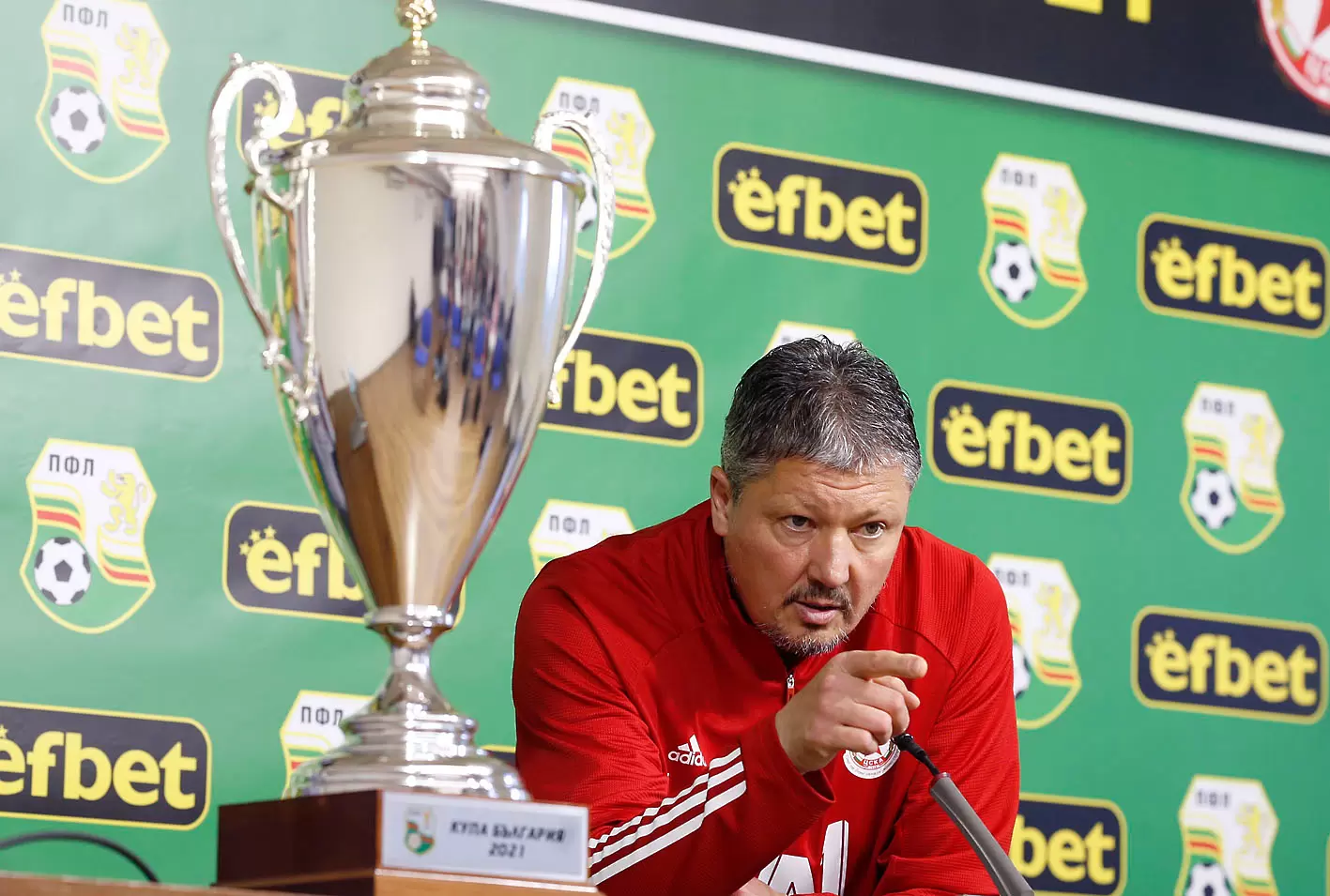 Антон Узунов