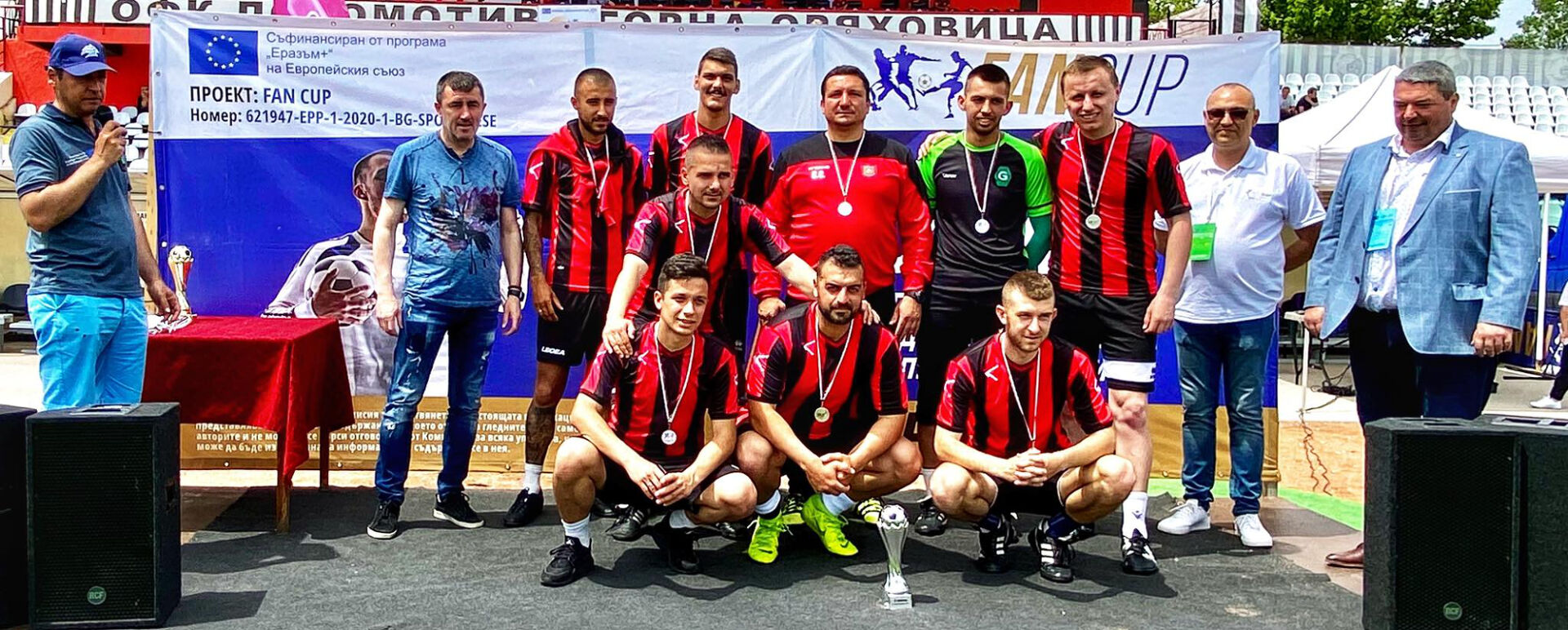 Ивайло Йорданов награди шампиона Феникс на турнира по минифутбол в Горна Оряховица „Грабни Купата“