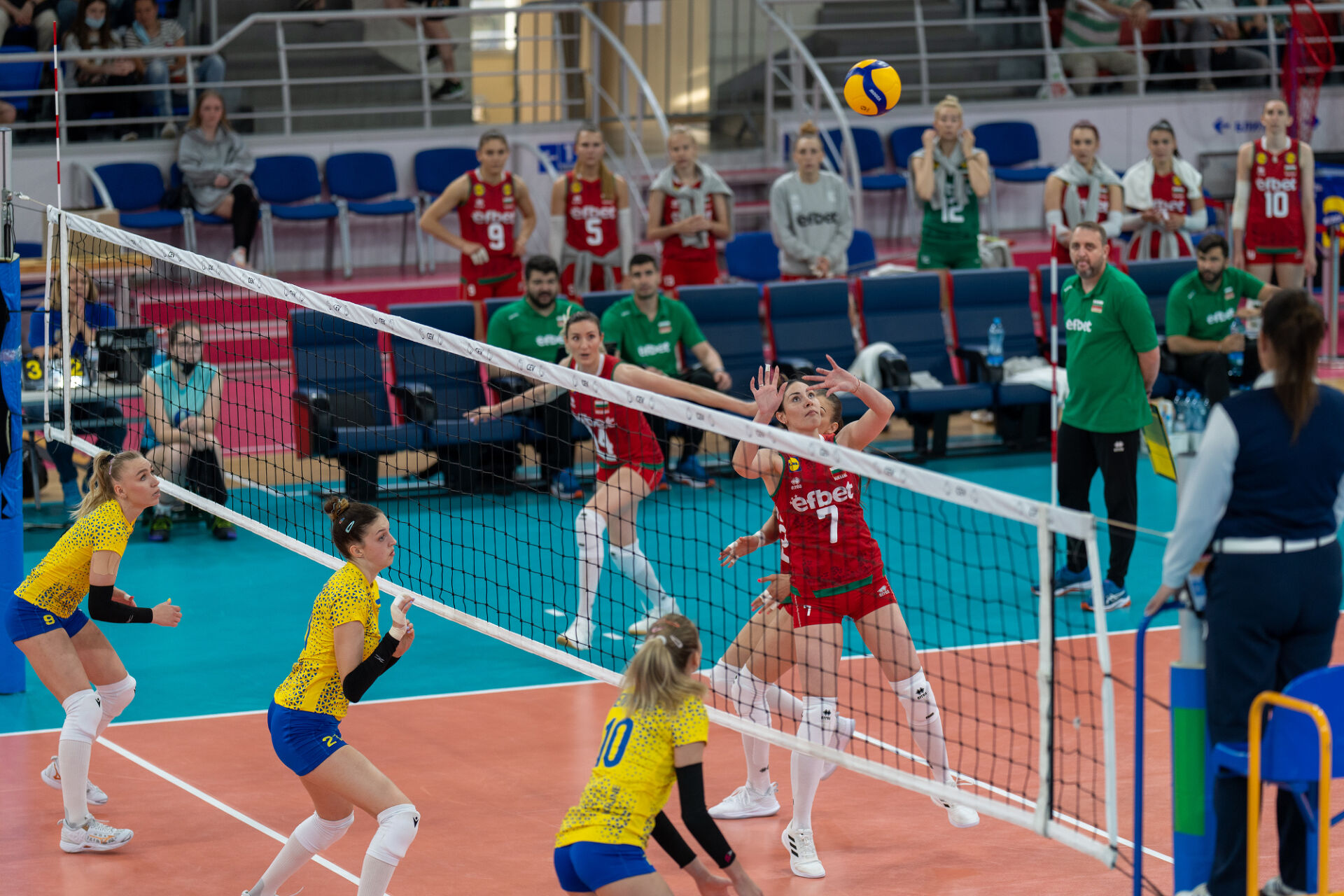 България прегази Украйна и оглави групата си в Златната лига