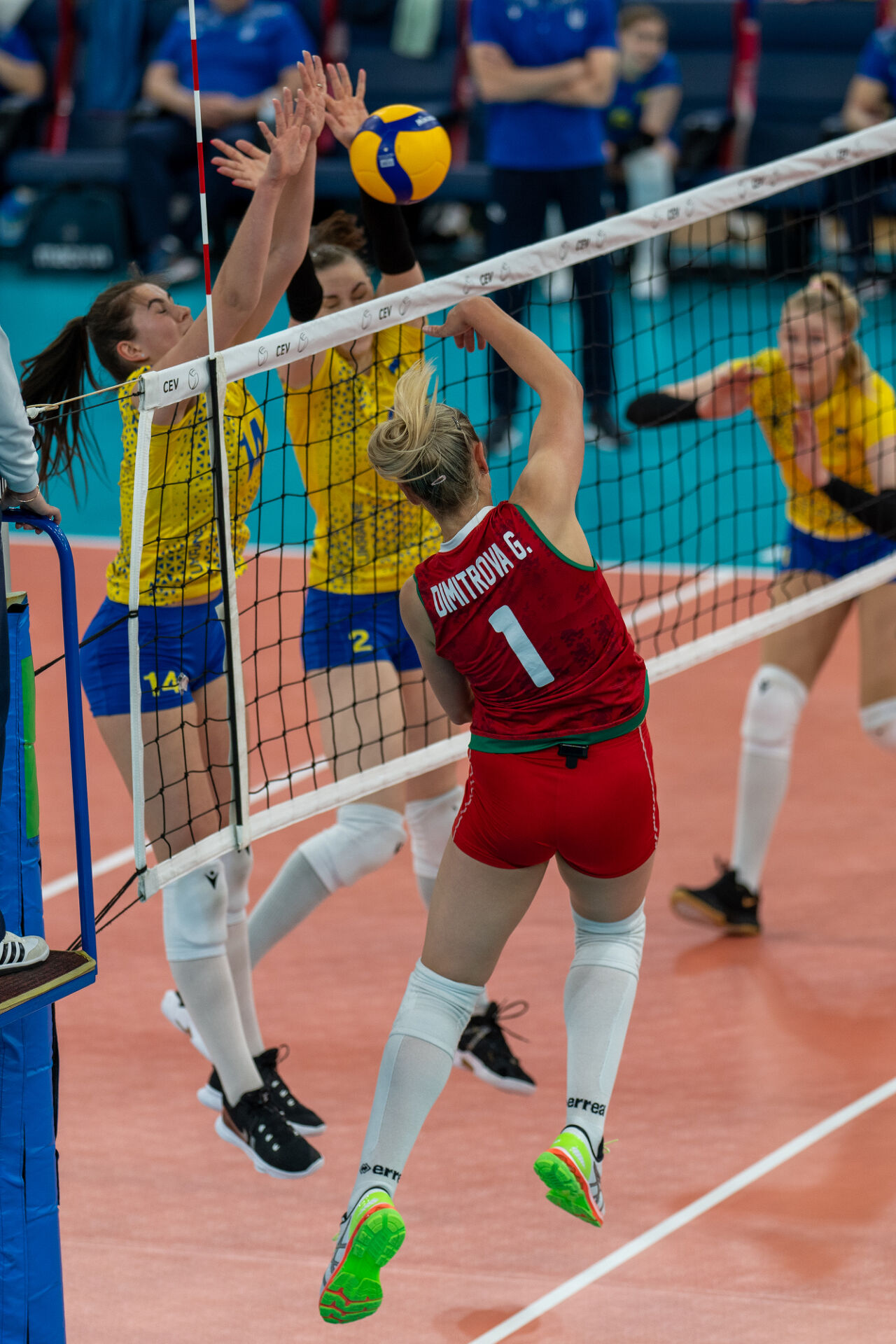 България прегази Украйна и оглави групата си в Златната лига