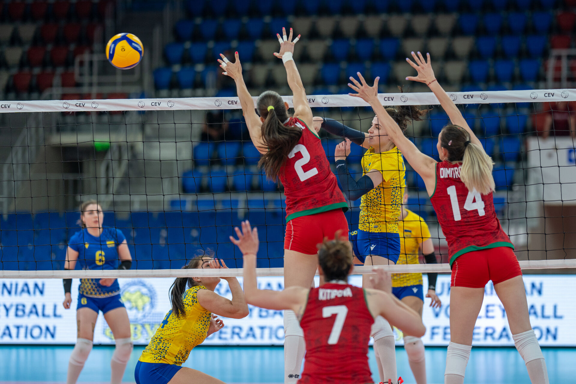 България прегази Украйна и оглави групата си в Златната лига