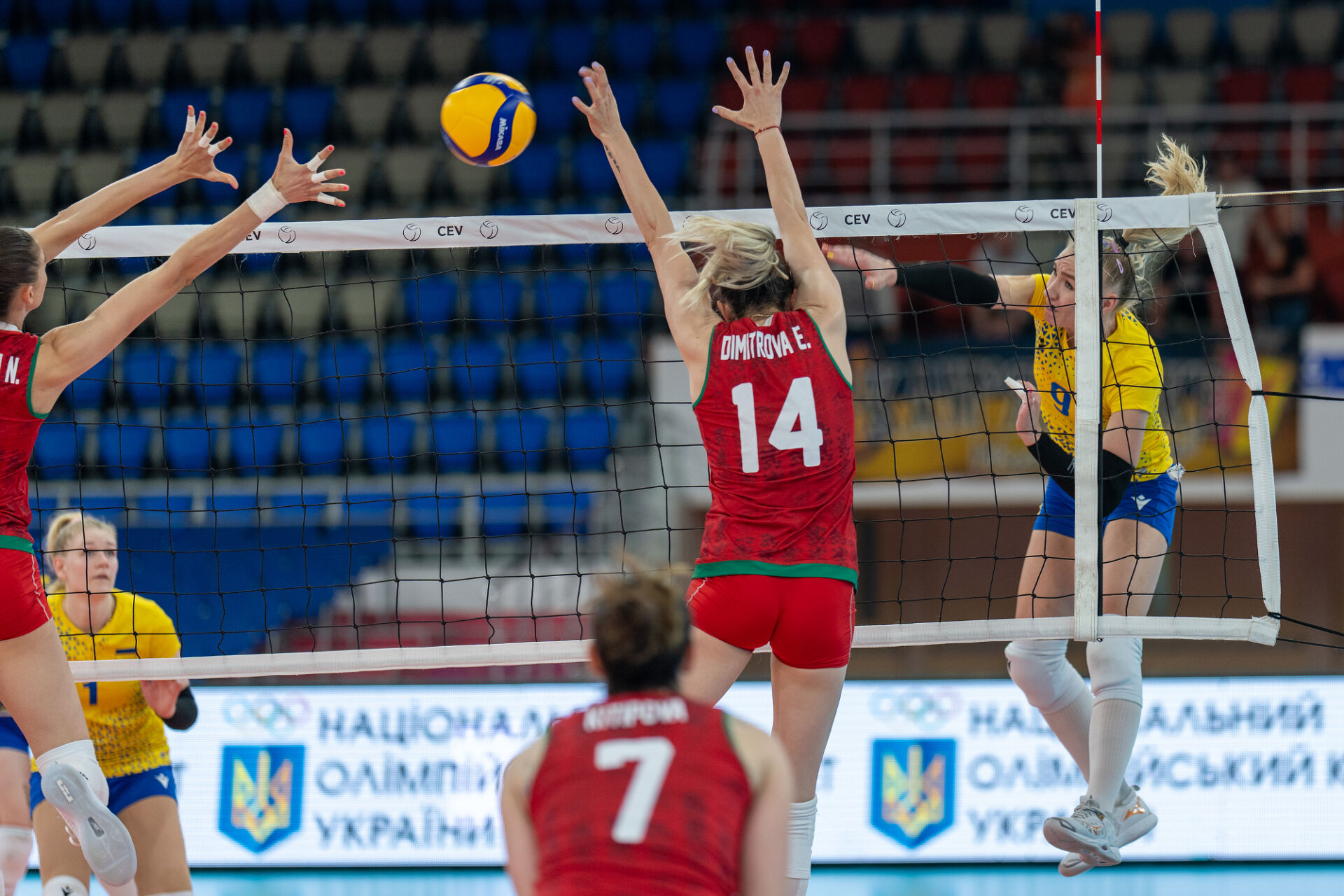 България прегази Украйна и оглави групата си в Златната лига