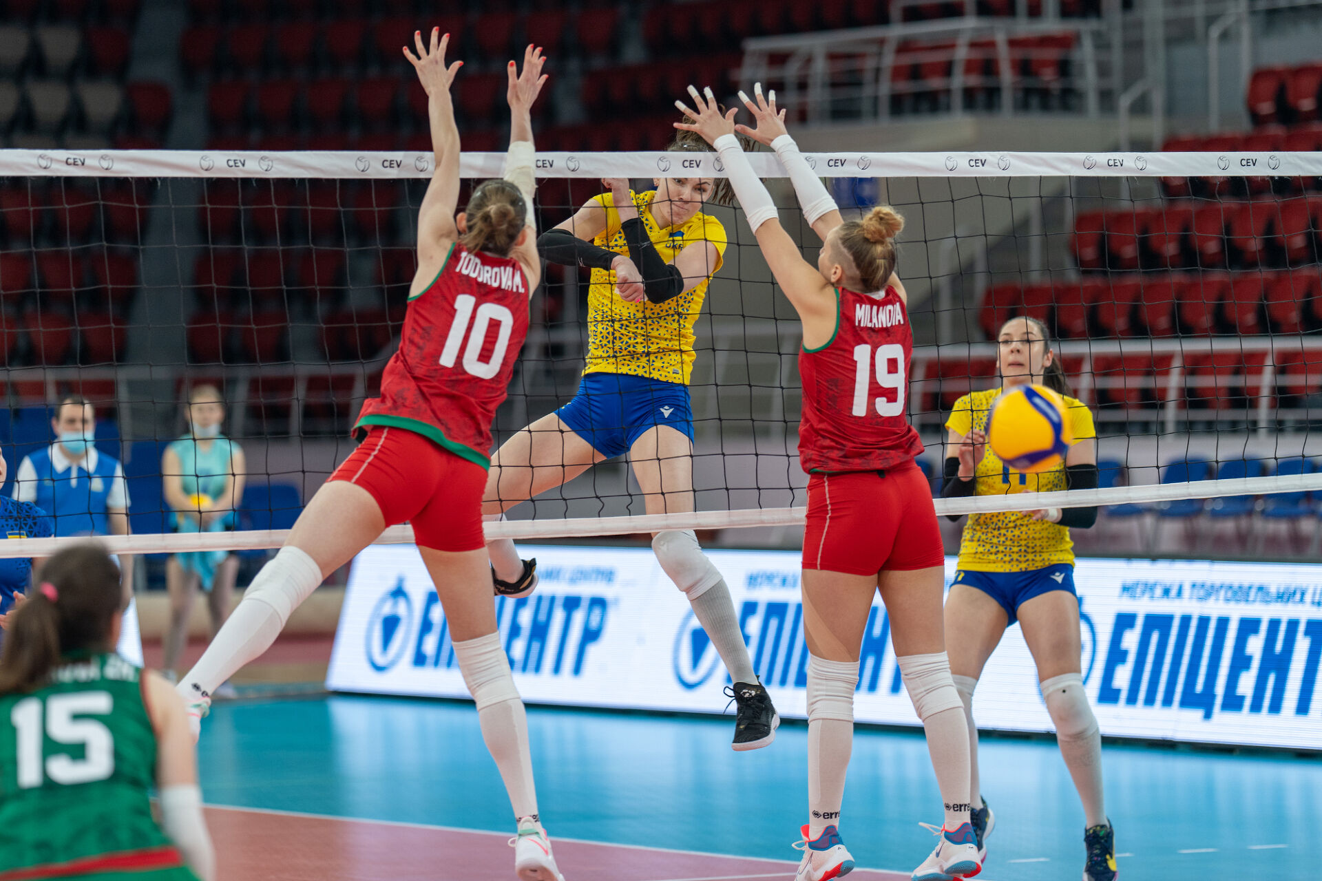 България прегази Украйна и оглави групата си в Златната лига