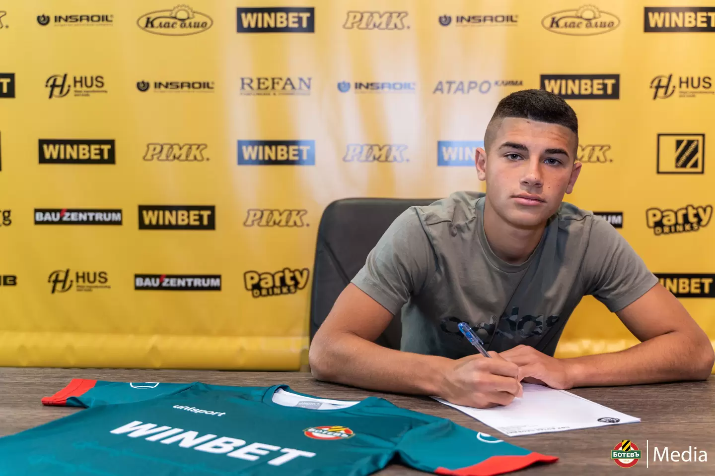 Ботев Пловдив обвърза с първи професионален договор Даниел Гичев