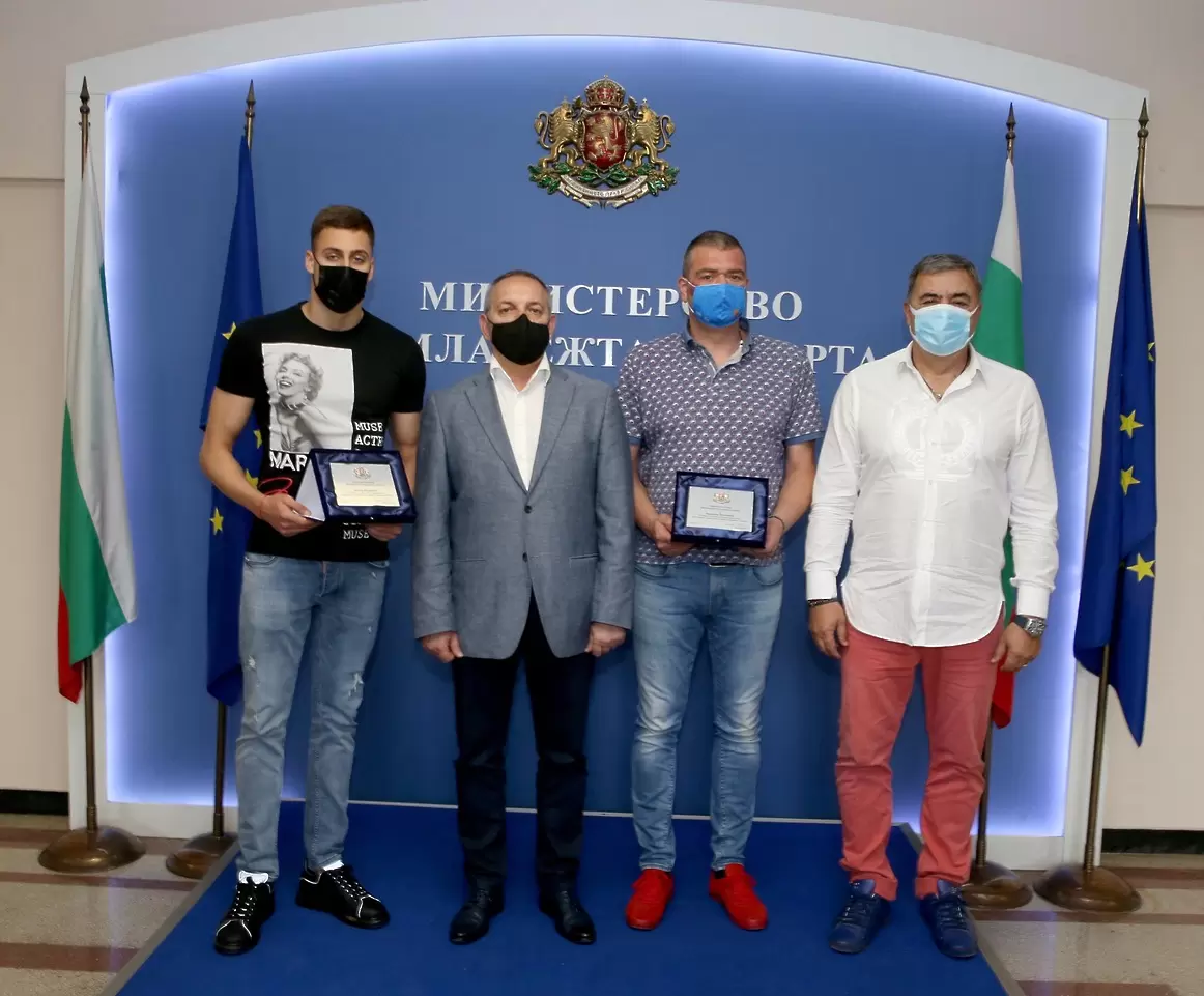 Министър Кузманов връчи почетен плакет на сребърния медалист от ЕП по плуване Йосиф Миладинов