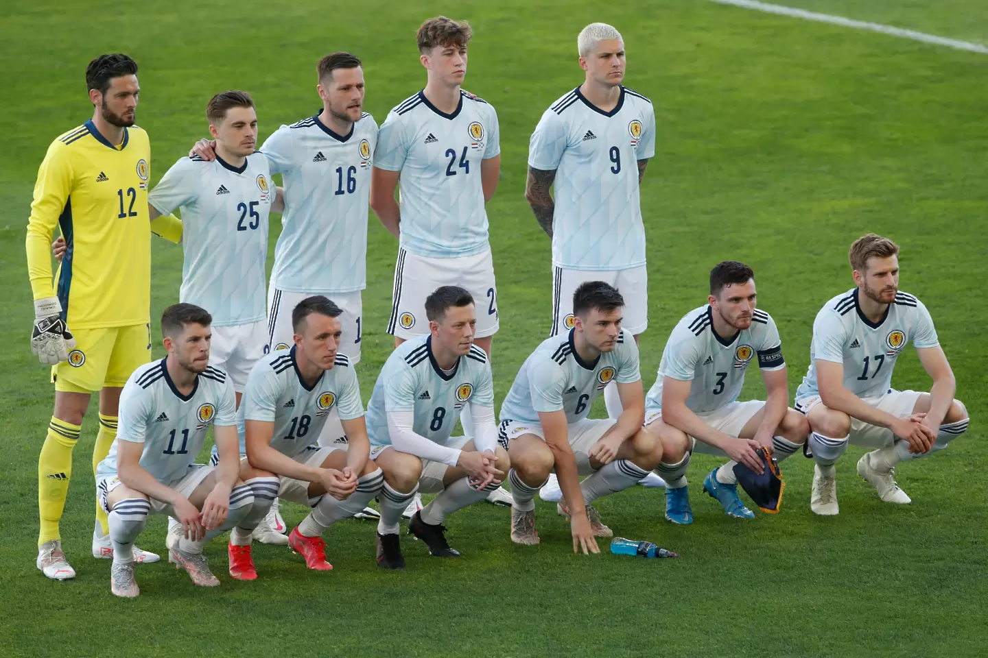 Шотландските национали промениха позицията си и ще коленичат