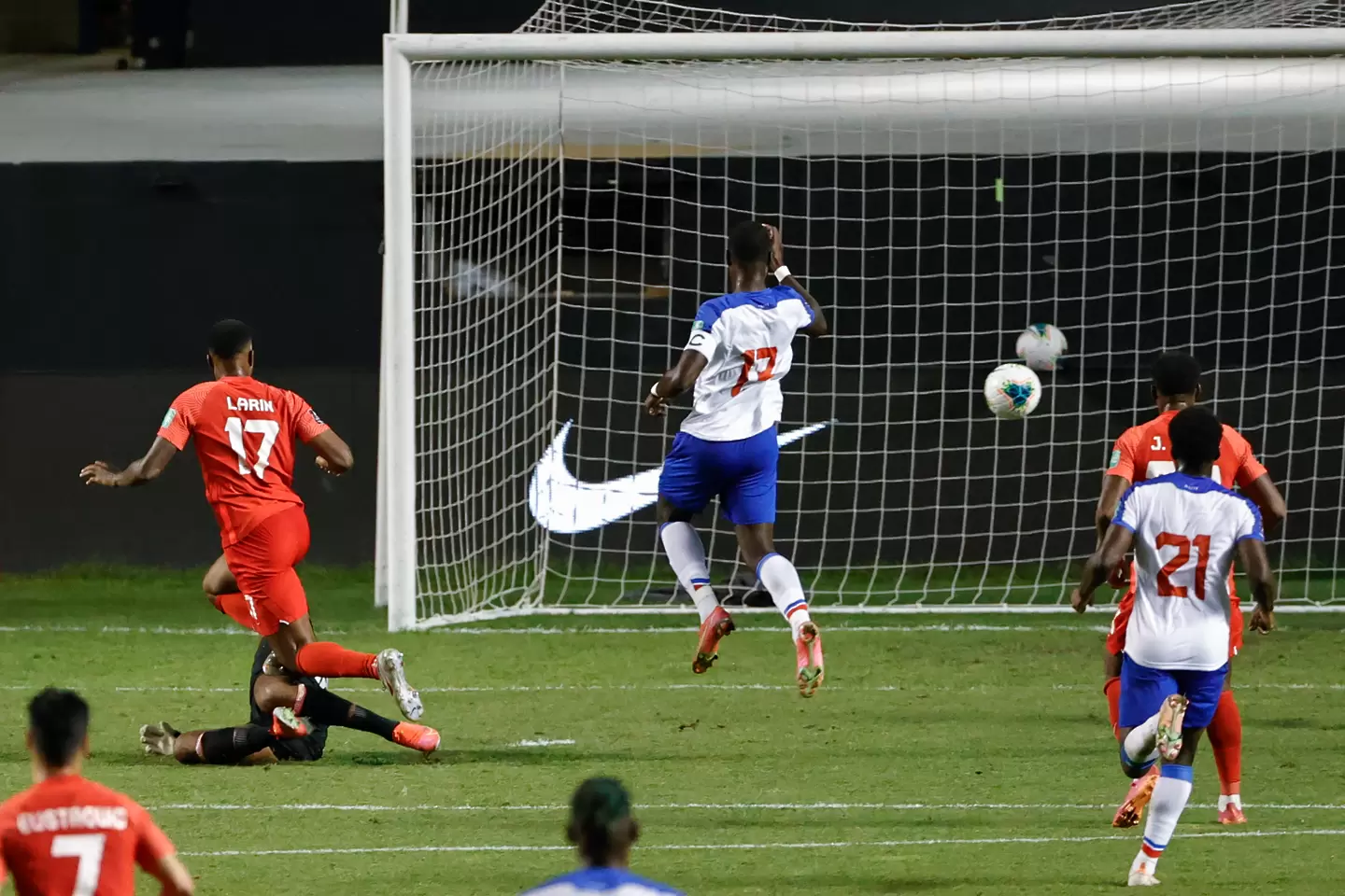 Има ли по-комичен автогол от този? (ВИДЕО)