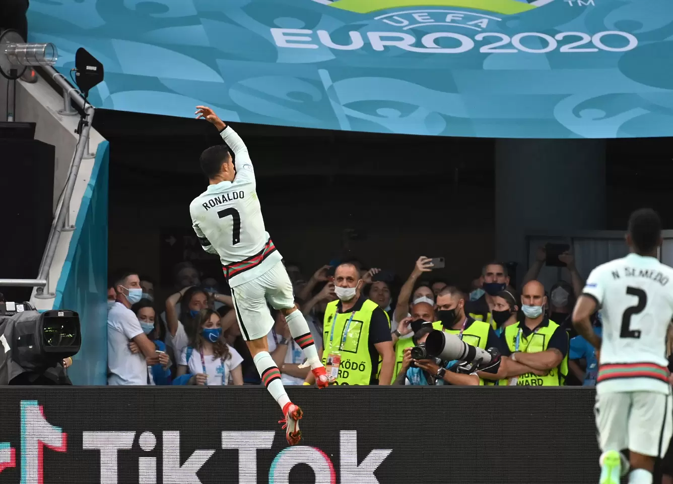 Кристиано Роналдо стана жертва на хомофобски скандирания