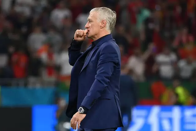 Дидие Дешан търси помощ от покрива на хотел (ВИДЕО)