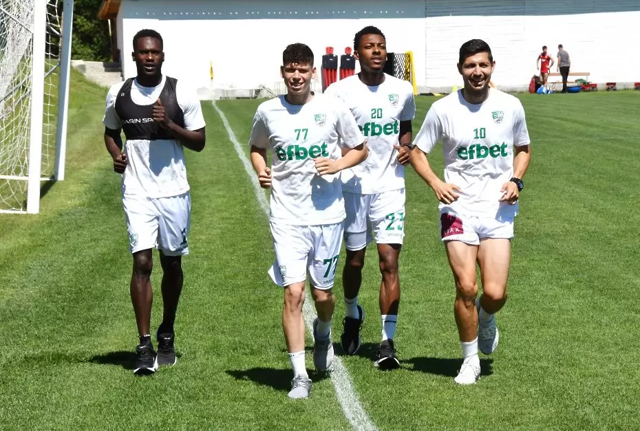 Фуртадо, Фал и Дани Генов се подготвят на облекчен режим на лагера на Берое в Банско