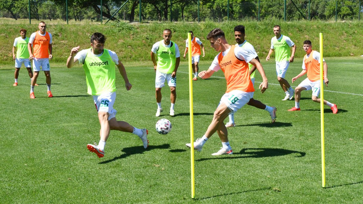 Фуртадо, Фал и Дани Генов се подготвят на облекчен режим на лагера на Берое в Банско