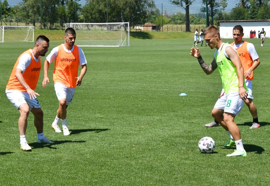 Фуртадо, Фал и Дани Генов се подготвят на облекчен режим на лагера на Берое в Банско
