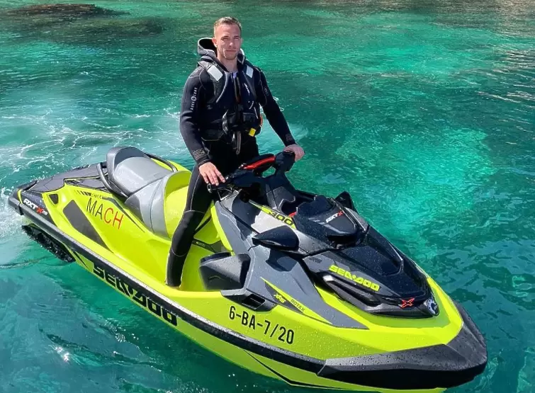 https://www.instagram.com/arthurhmelo/