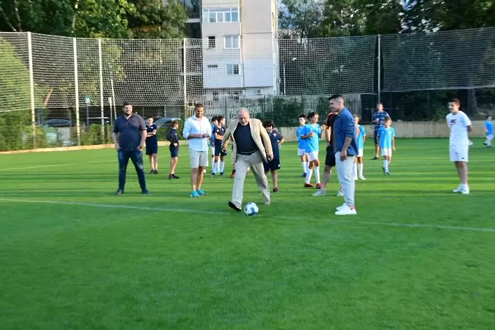 Футболни легенди откриха новия хибриден терен на Левски-Раковски
