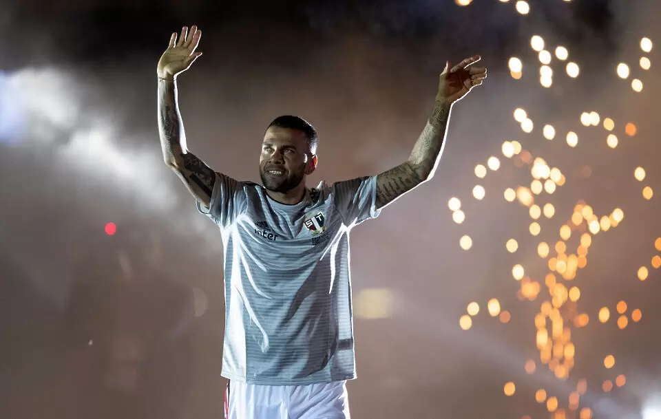 Иниеста изпрати подарък на Дани Алвес за късмет в Токио