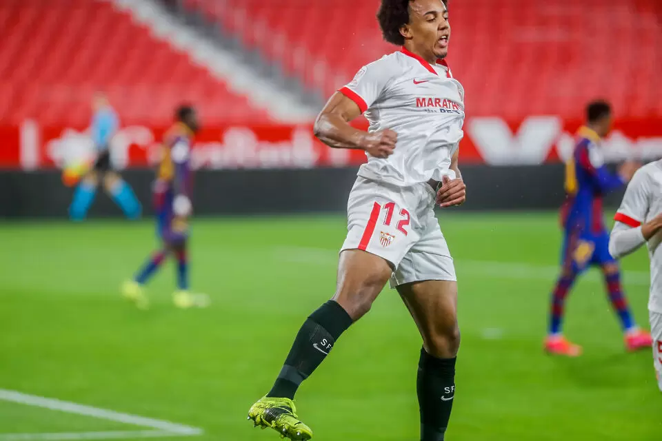 Преговорите между Челси и Севиля за Кунде продължават