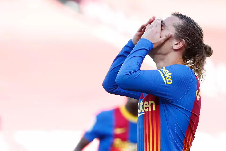 Бесни фенове на Барса освиркаха Гризман заради Меси