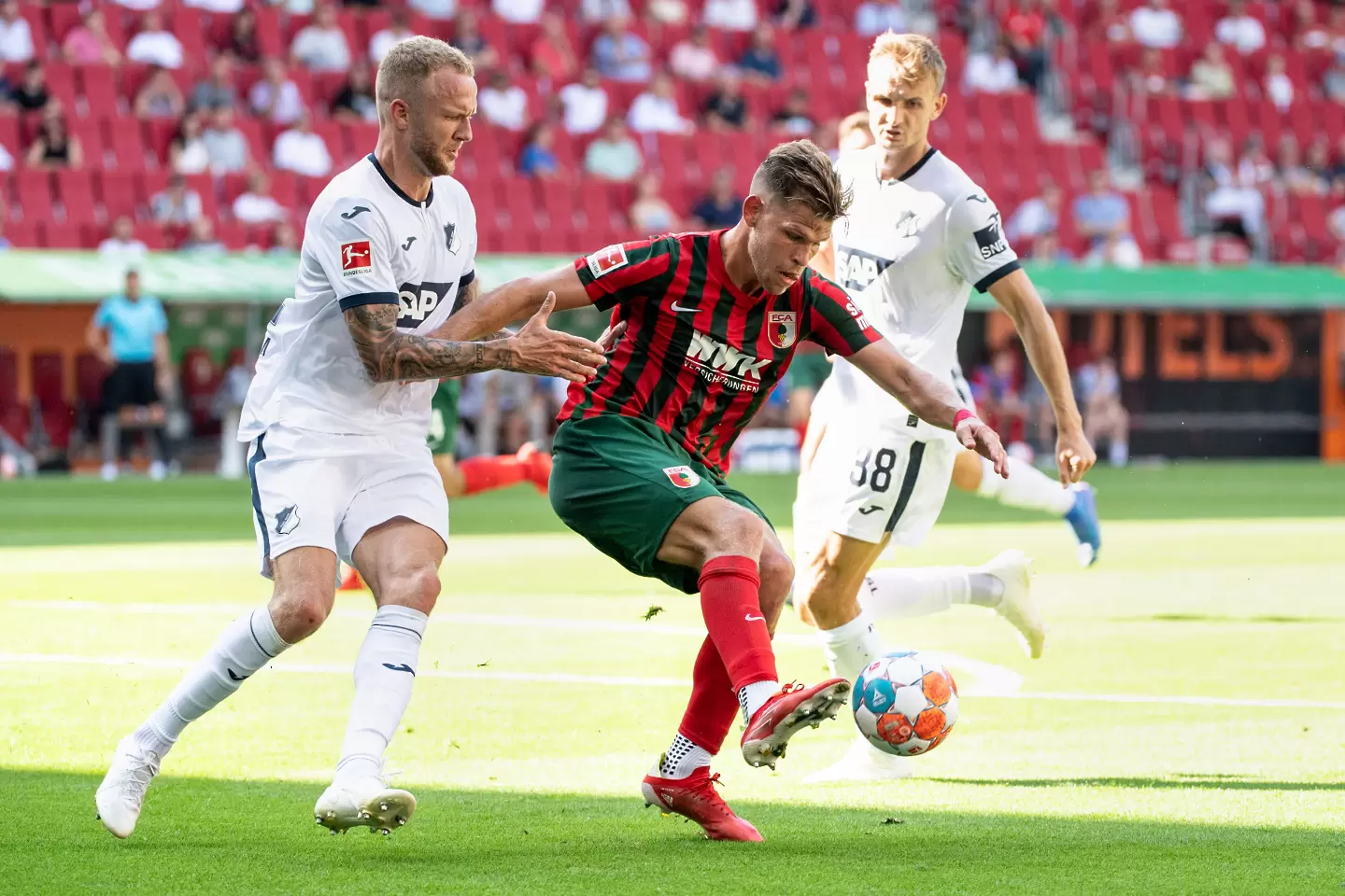 Футболистите на Аугсбург хапнаха диня по време на пауза в мача с Хофенхайм