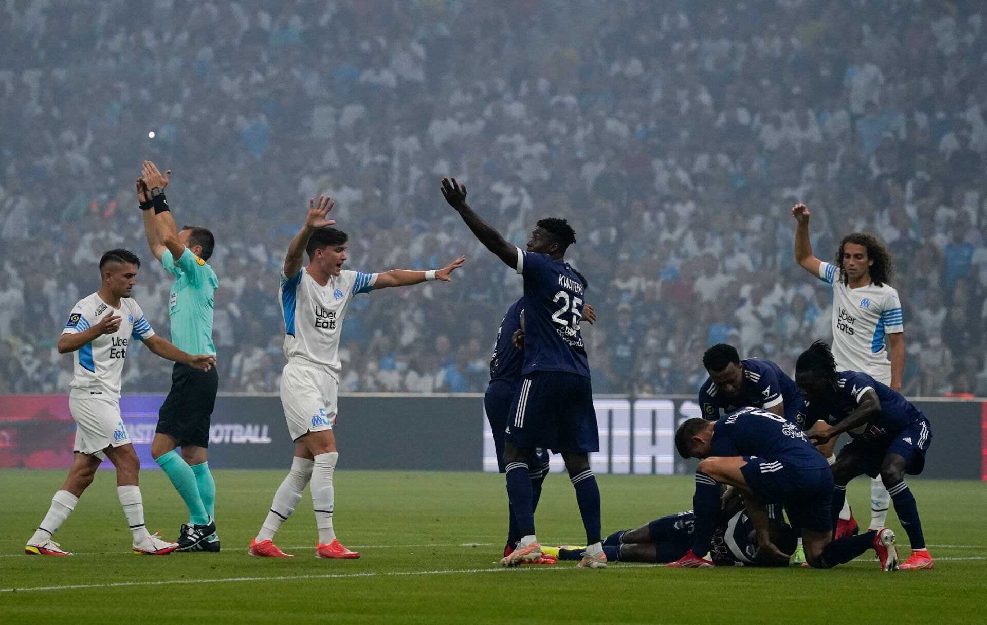 Кошмарът се повтаря: Футболист припадна по време на мач от Лига 1