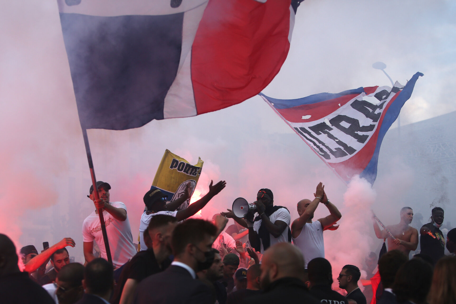 Хиляди приветстваха Меси на „Парк де Пренс“ (ВИДЕО)