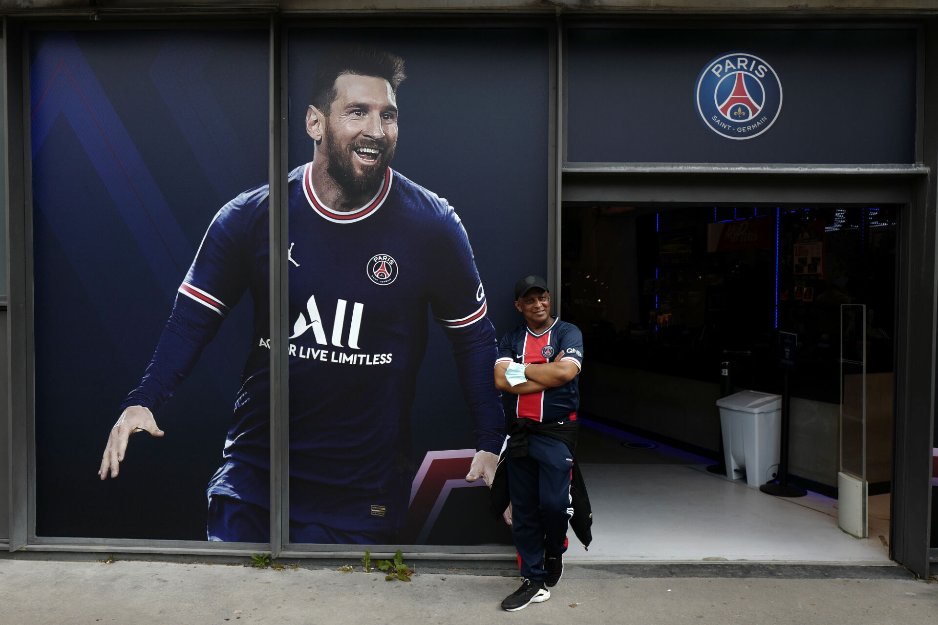 Хиляди приветстваха Меси на „Парк де Пренс“ (ВИДЕО)