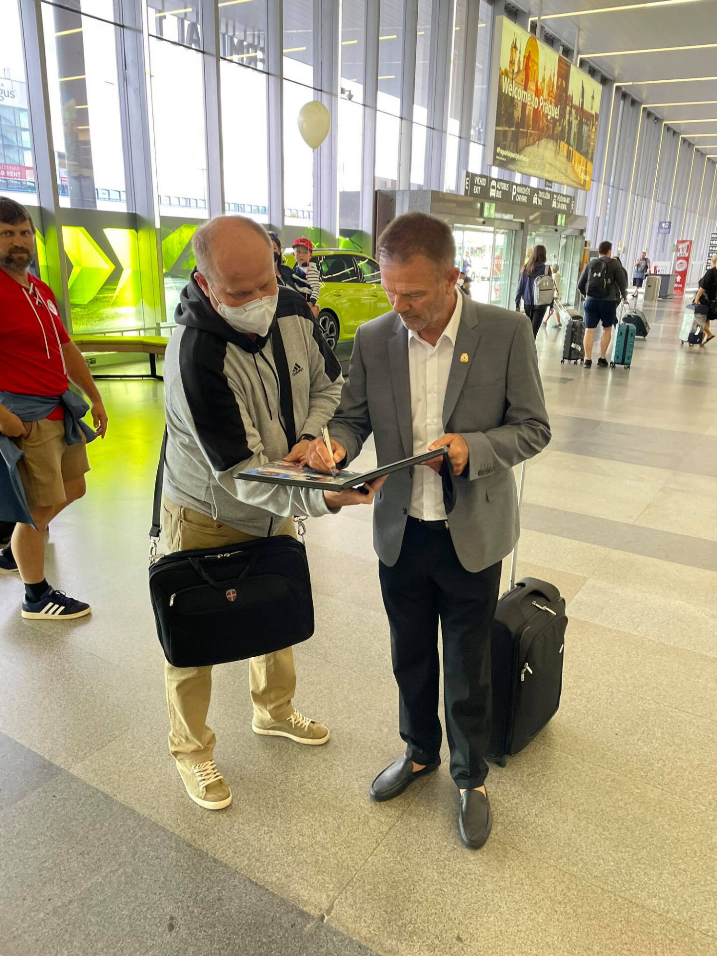 Фенове на ЦСКА и ловци на автографи посрещнаха ''червените'' в Прага