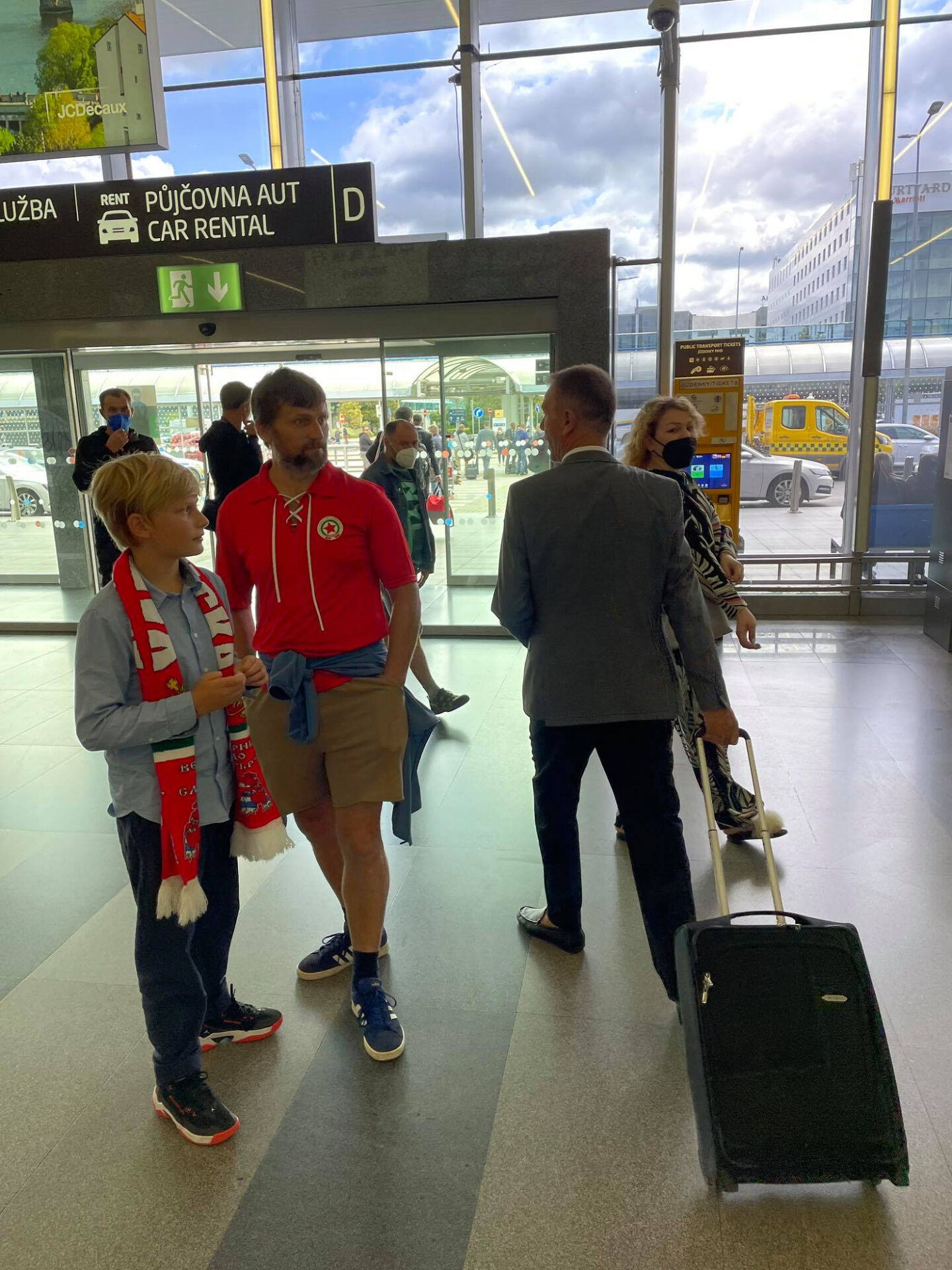 Фенове на ЦСКА и ловци на автографи посрещнаха ''червените'' в Прага