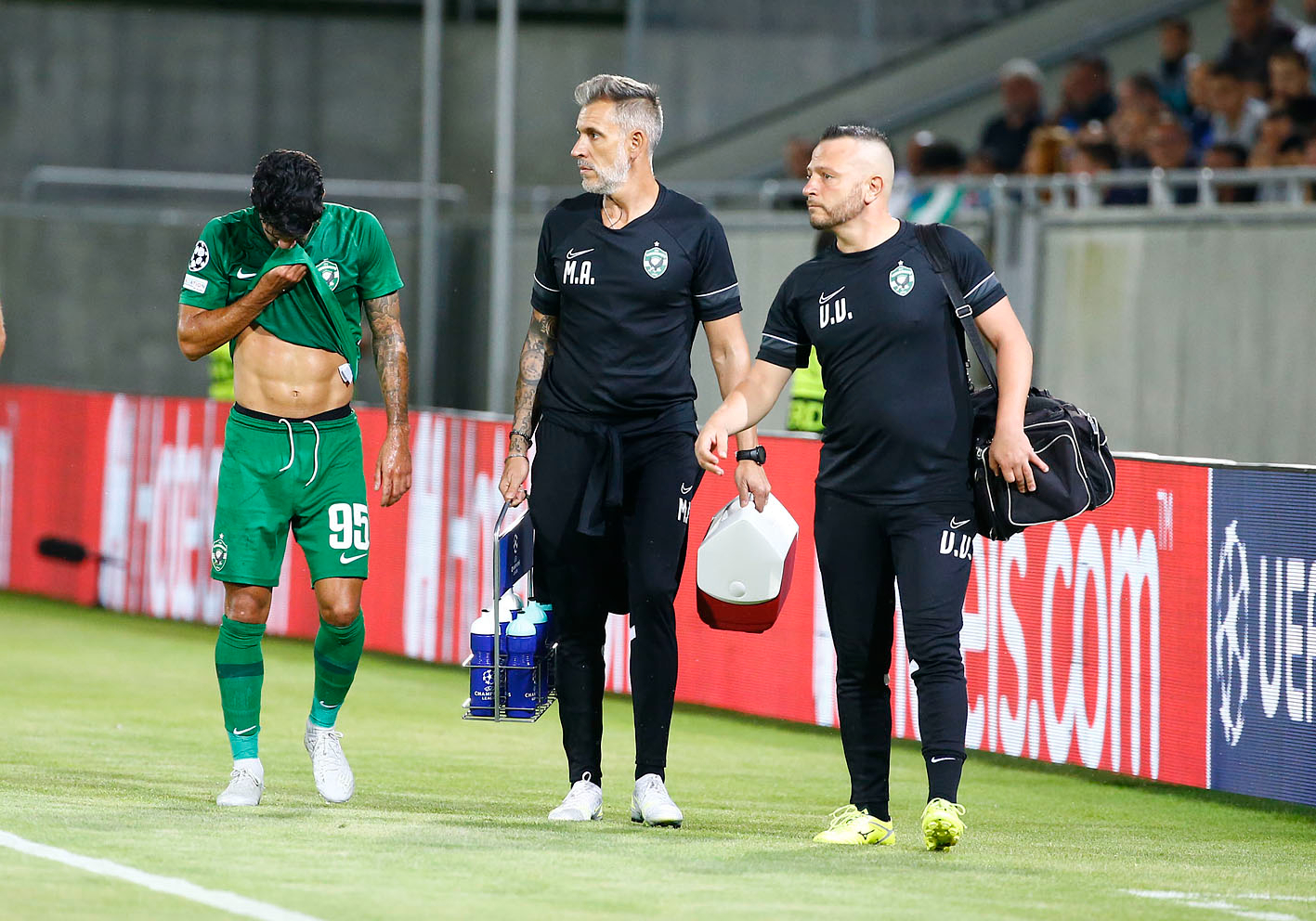 Каули Оливейра с фрактура на фибулата, аут минимум за два месеца