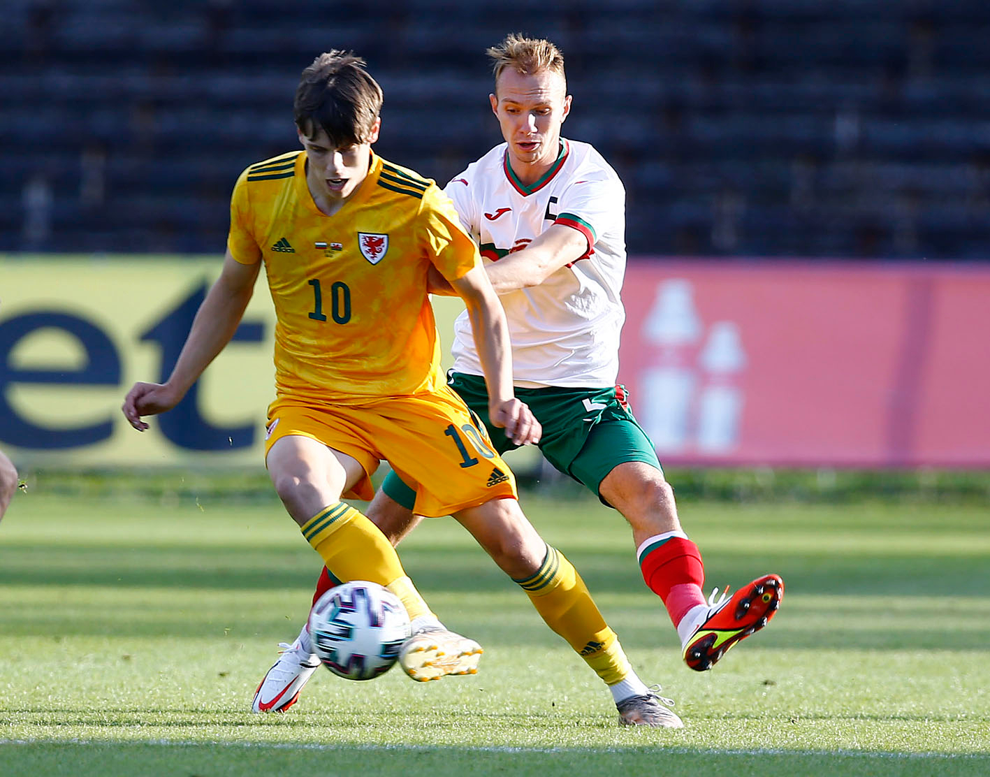 Уелс U21 вкара всичките си положения и помете България