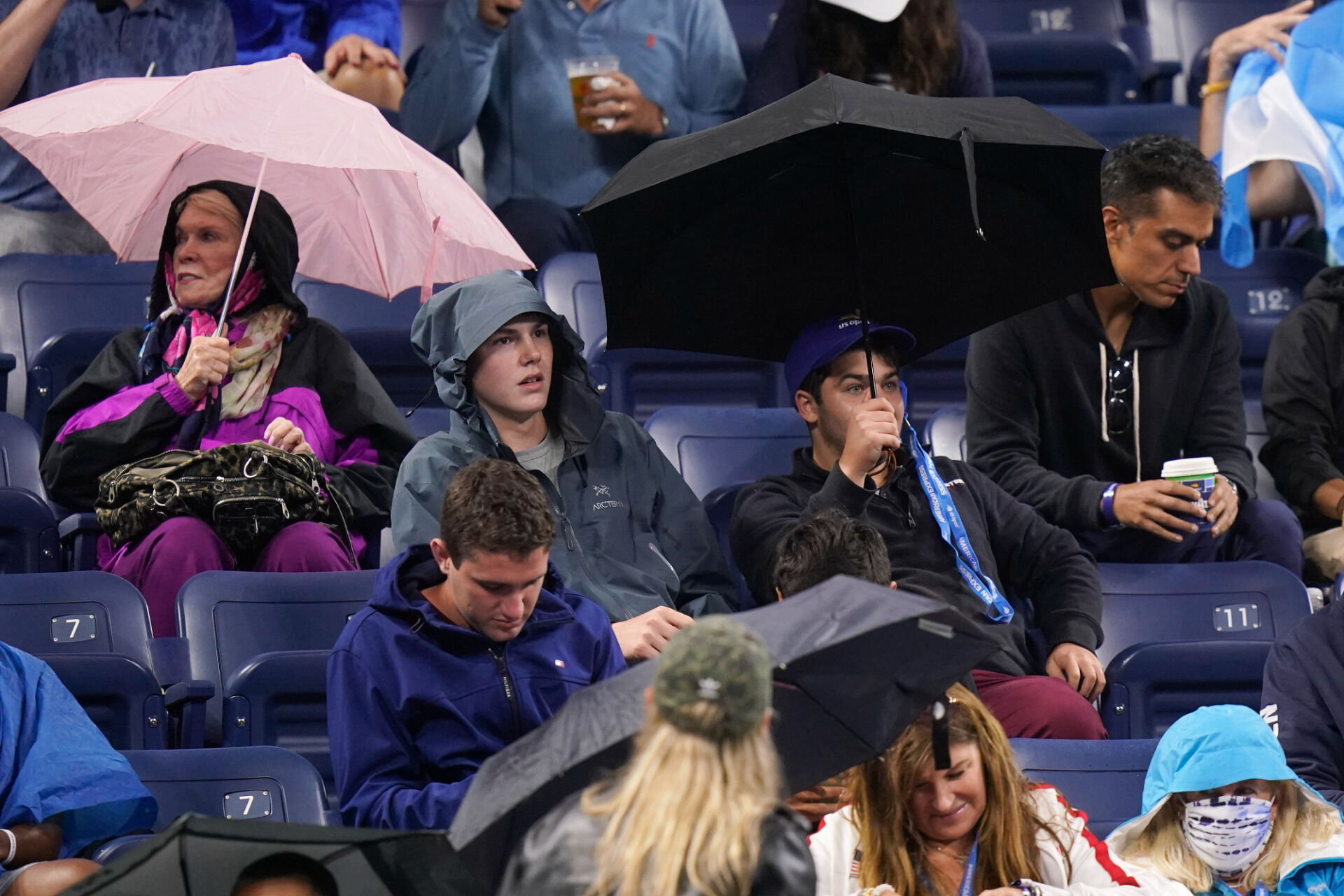 Дъжд спря мач от US Open на корт с покрив