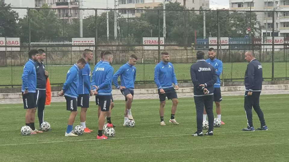 Трима титуляри на Левски не тренираха