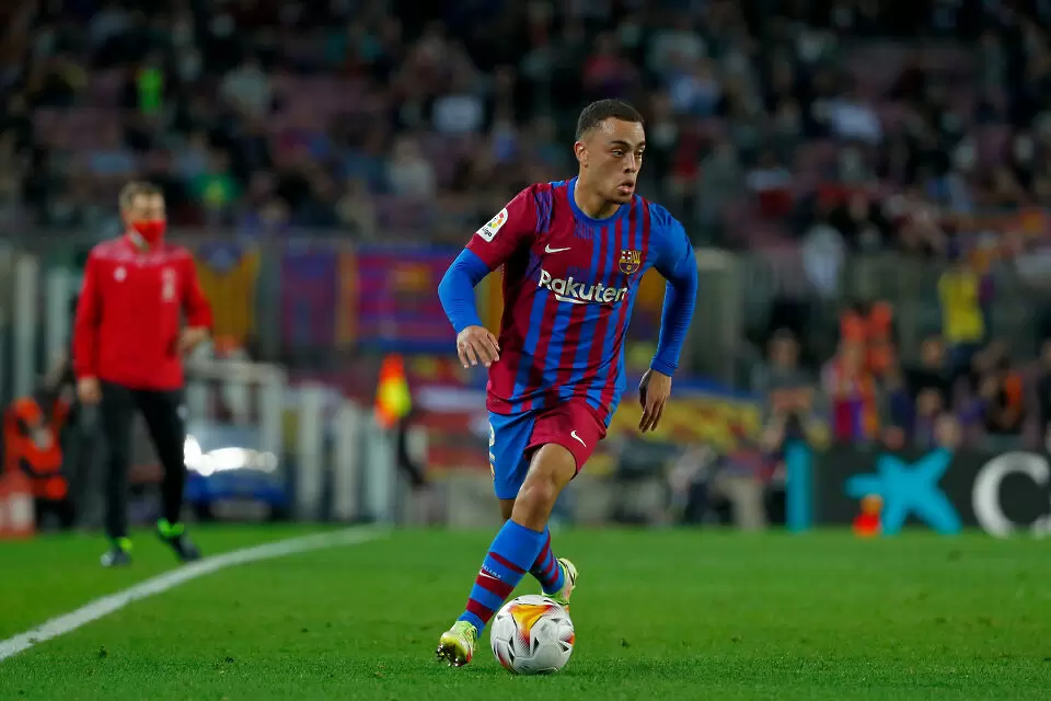 Барса и Аякс разменят десните си бекове