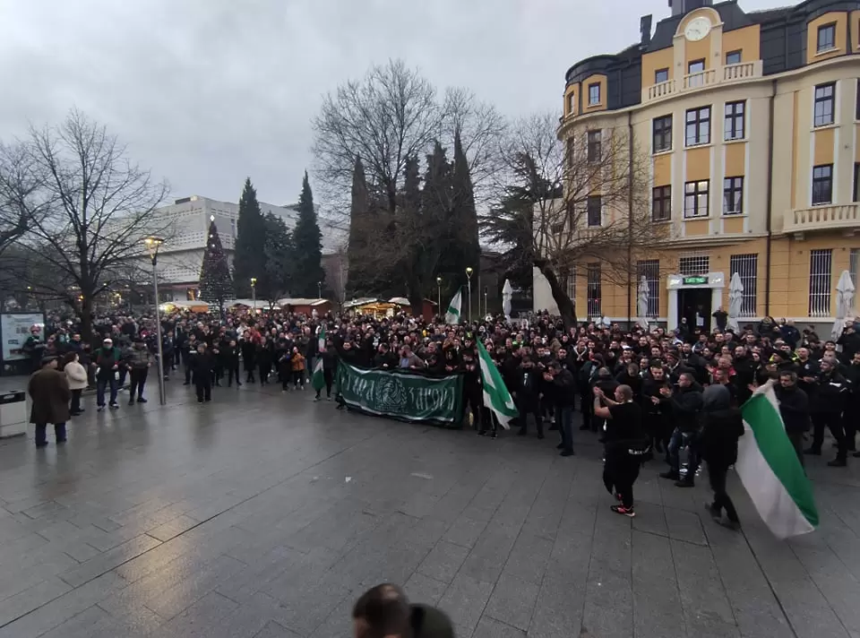 Феновете на Берое се събраха на протест пред общината в Стара Загора (ВИДЕО)