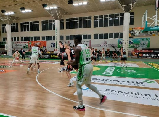 Берое с труден домакински успех над Академик